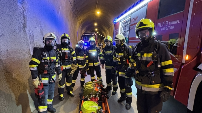 Am Wochenende führte der Bereichsfeuerwehrverband Leoben die Tunnelgrundausbildung für die Basiseinheiten der Feuerwehren Leoben-Göss, Madstein-Stadlhof, Niklasdorf, St Michael und der VA Erzberg durch.