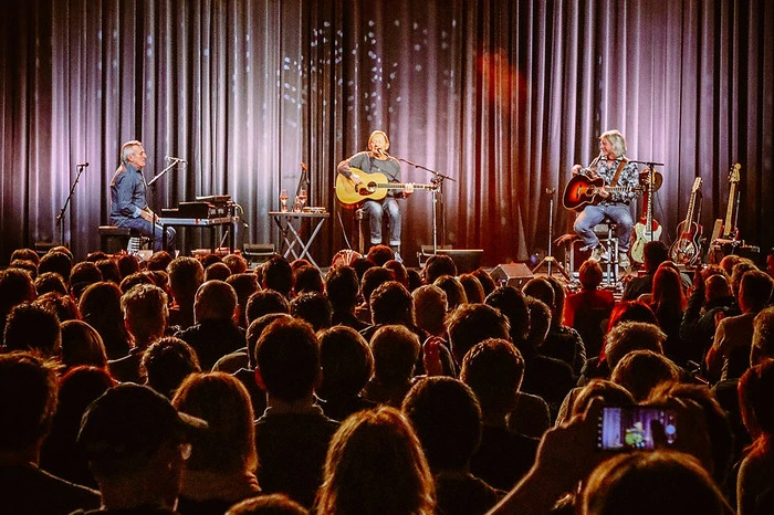 Gemeinsam mit Günter Dzikowski (Tasten und Gesang) und Roland Vogl (Gitarre, Bass und Gesang) entführte er sein Publikum „unplugged“ in seine Musikwelt. 