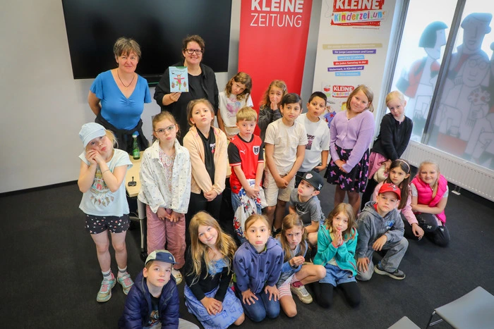 Die 2a-Klasse der Volksschule Leoben-Stadt mit Lehrerin Dorothea Strauß und Autorin Karin Ammerer