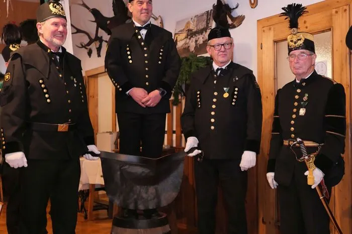  Durch den Ledersprung wurde Hannes Steiner – ein Urgestein des Traditions- und Brauchtumsvereins Radmer - in den Stand als Ehrenbergmann aufgenommen.