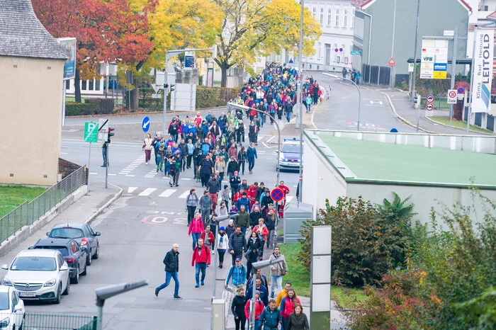 Mehr als 400 Frauen, Männer und kindern wanderten mit