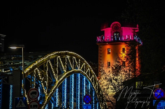 Farbenprächtige Adventstimmung in Leoben mit dem Schwammerlturm im Hintergrund