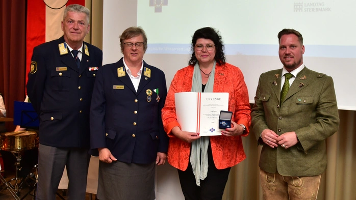 ÖWR-Landesleiterin Susanne Kamencek und Helga Ahrer, 3. Landtagspräsidentin, wurden bei der Bundestagung ausgezeichnet