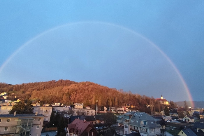 Als „Weihnachtsgeschenk des Himmels“ bezeichnet Bettina Jandl den Regenbogen über dem Florianiberg in Graz-Straßgang