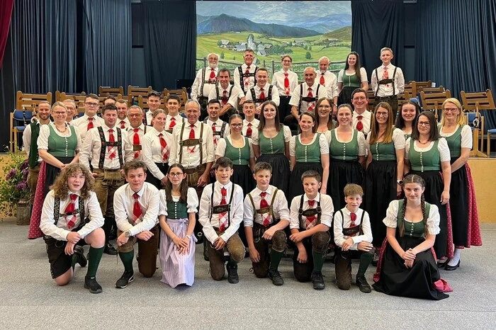 Mit einem stimmungsvollen und abwechslungsreichen Programm lud die Lobminger Ortsmusik zum traditionellen Frühlingskonzert in den Mehrzwecksaal der Volksschule St. Stefan. Unter der bewährten Leitung von Kapellmeister Ernst Troger bot das Orchester eine gelungene Mischung aus traditionellen Märschen, schwungvollen Polkas und modernen Arrangements.
