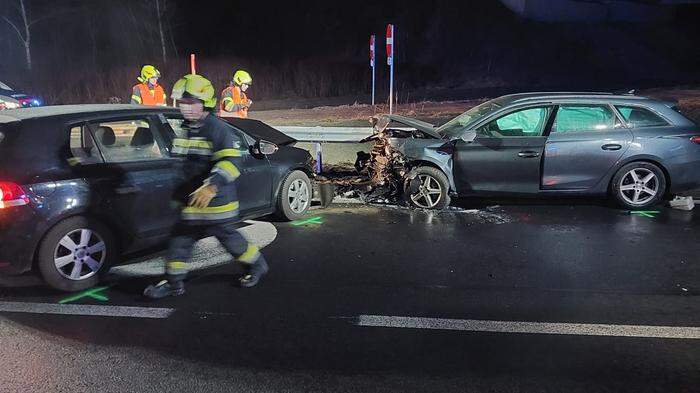 Die beiden Fahrzeuglenker wurden unbestimmten Grades verletzt.