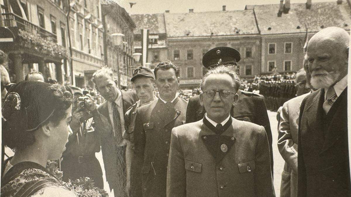 Gertrude Trautmann, damals noch Straßmaier (l.), sagte 1954 dem damaligen Bundespräsidenten Theodor Körner ein Begrüßungsgedicht am Leobener Hauptplatz auf