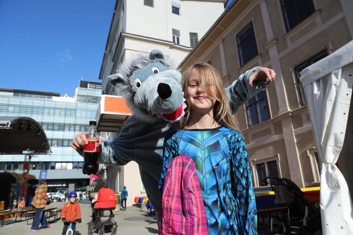 Die Kinder kramten für den Anlass ihre buntesten Kostüme hervor