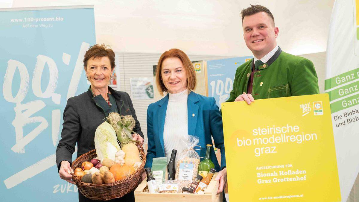 Landwirtschaftskammer-Vizepräsidentin Maria Pein, Landesrätin Simone Schmiedtbauer (ÖVP) und Bio Steiermark Obmann Thomas Gschier freuen sich über einen Aufwärtstrend