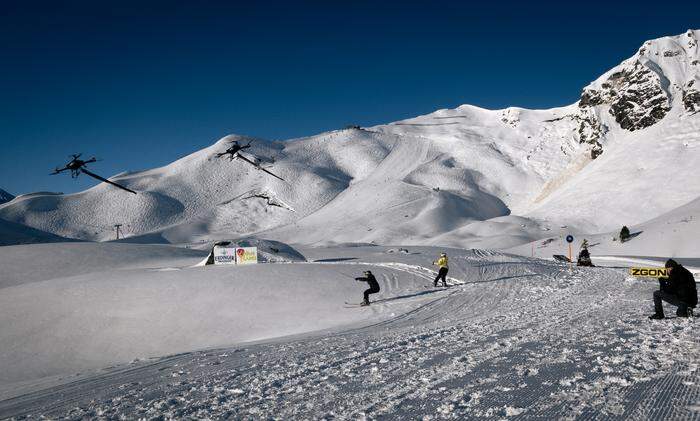 Anna Gasser und Andreas Gabalier wurden von zwei 2,5-Meter-Drohnen über Obertauerns Skipisten gezogen