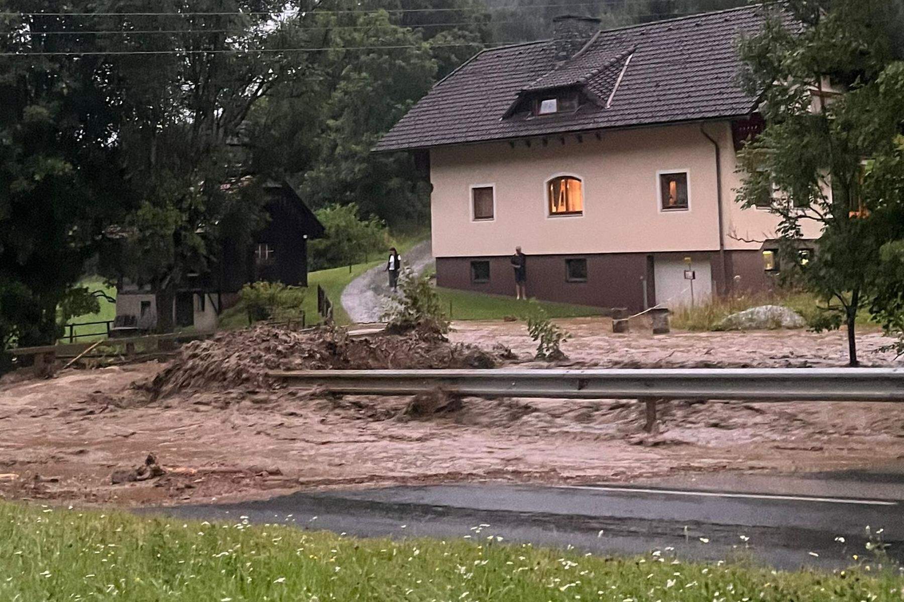 Erneut heftige Gewitter in der Obersteiermark: Familie aus Auto evakuiert