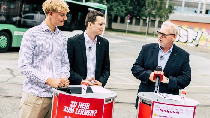 Wendelin Krammer (AHS-Landesschulsprecher), Armin Prettenthaler (Gewerkschaftsjugend) und Horst Schachner (ÖGB-Landeschef) vor dem Schulzentrum in Graz-St-Peter 