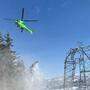 Helikopter hebt für Schneeräumung ab