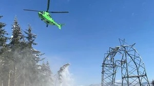 Helikopter hebt für Schneeräumung ab