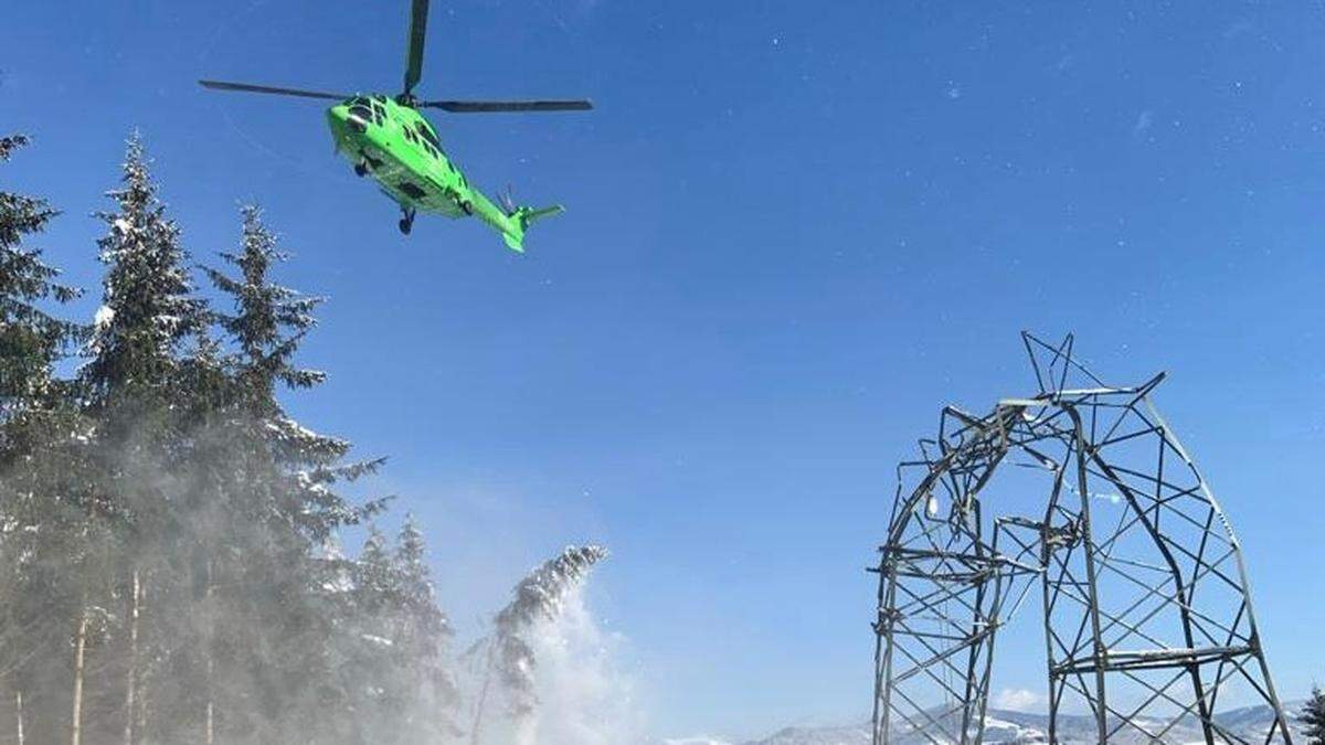 Helikopter hebt für Schneeräumung ab