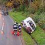 Der Fahrer verlor die Kontrolle, der Kastenwagen kippte in den Straßengraben