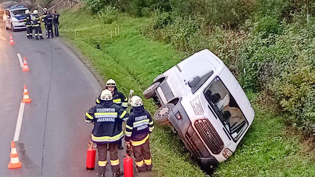 Der Fahrer verlor die Kontrolle, der Kastenwagen kippte in den Straßengraben