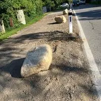 Mächtige Steine markieren den Straßenrand am Neufeldweg in Graz