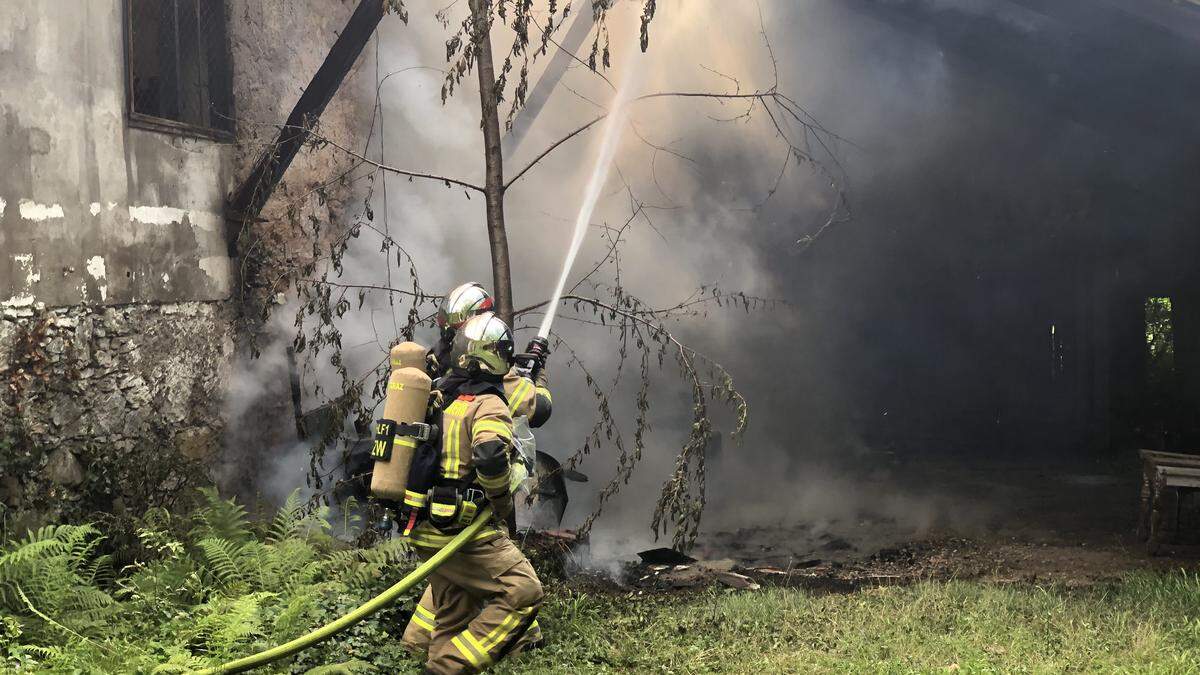 Der Dachstuhl und der Lagerbereich standen bereits in Vollbrand, als die Feuerwehr eintraf