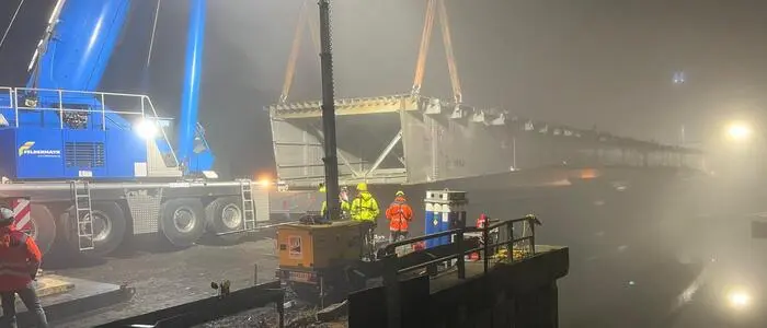 Mit riesigen Kränen wurde im Dezember die alte Murbrücke abgetragen, im Juni wird die nagelneue Brücke für die A2 eingehoben