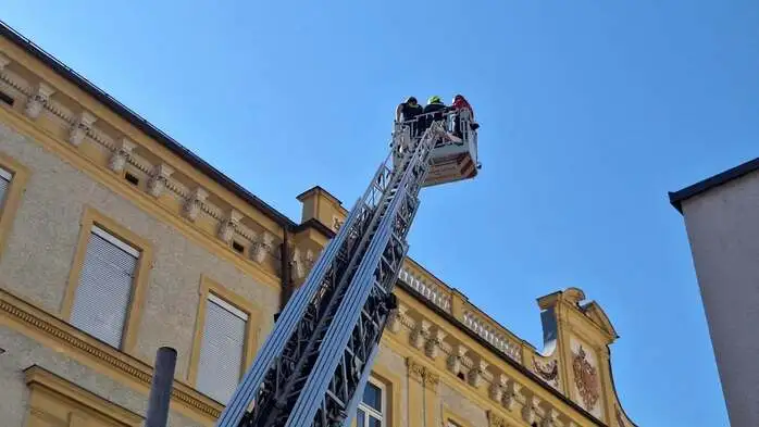 Mit der Drehleiter aus Köflach ging es hinauf auf das Dach des Finanzamtes