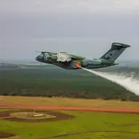 Eine C-390 mit dem Waldbrandbekämpfungssystem MAFFS