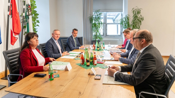 Landesspitze mit Städte- und Gemeindebund: Manuela Khom, Mario Kunasek und Stefan Hermann (alle links) mit Erwin Dirnberger, Kurt Wallner und Co. im Vorjahr in der Grazer Burg