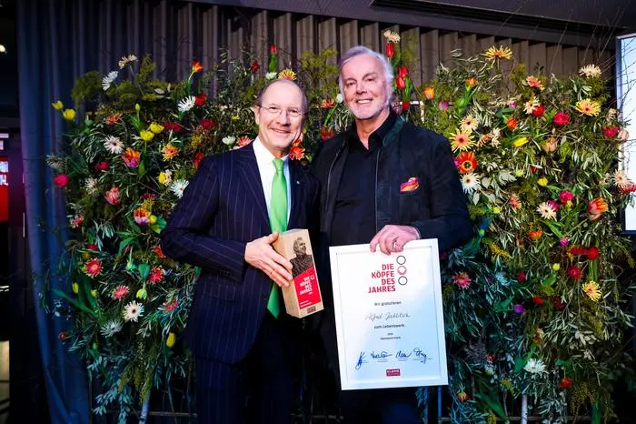 Urs Harnik-Lauris (links), Leiter der Konzernkommunikation der Energie Steiermark, mit Preisträger Alfred Jaklitsch, Frontman der „Seer“