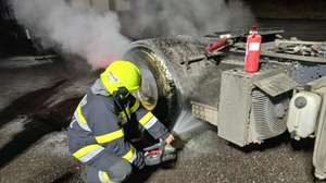 Die Antriebsachse lief heiß, die Feuerwehr löschte und kühlte danach eine Stunde lang