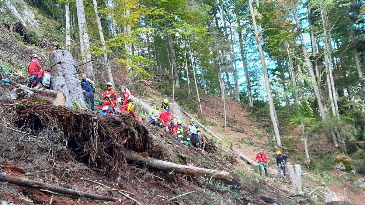 Die Unfallstelle in steilem, unwegsamen Gelände