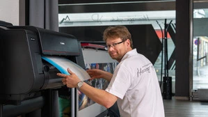 Martin Meieregger in seinem Fotoatelier in Bruck – dort werden Bilder auch professionell gedruckt