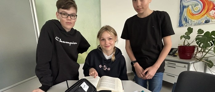 Sind gemeinsam im Gedenkjahr klassenübergreifend in die Geschichte eingetaucht: Maturantin Enya Nutz mit den Dreizehnjährigen Felix Straßegger und Tobias Ebner