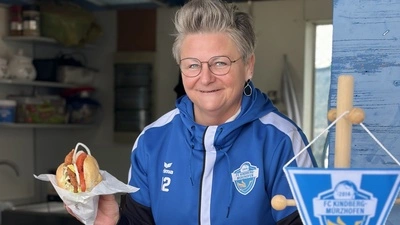 Petra Rakitnik von der Kantine des FC Kindberg-Mürzhofen sorgt mit ihren Schnitzelsemmeln für große Freude
