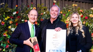 Alfred Jaklitsch (Mitte), Frontman der Musikgruppe „Die Seer“, wurde für sein Lebenswerk ausgezeichnet. Links: Urs Harnik-Lauris von der Energie Steiermark, die diese Kategorie sponsert sowie Kleine-Redakteurin Iris Hödl