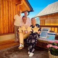 Peter und Helga Lindmoser mit Stern, dahinter die Tourismus-Verantwortlichen Nino Contini und Alfred Grabner