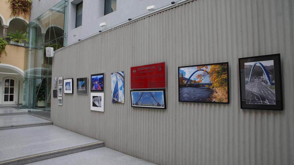 Fotografien von der Brucker „Harfe“ schmücken derzeit die „graue Wand“ im Brucker Rathaushof