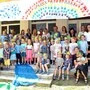 Die Kinder des Kindergartens mit den Ehrengästen bei der Jubiläumsfeier