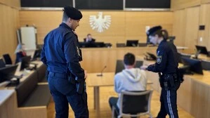 Der Angeklagte wurde von zwei Justizwachebeamten aus der U-Haft vorgeführt