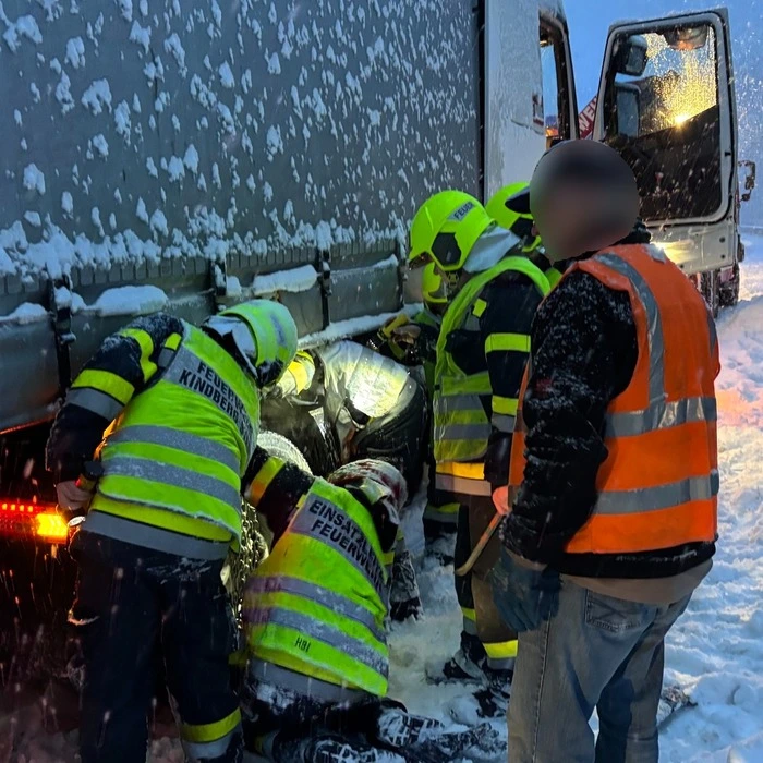 Unterstützung beim Anlegen der benötigten Schneeketten