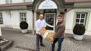 Koch Andreas Krainer (l.) hat für Karl-Heinz Fraiss und seine Erdäpfel die Werbetrommel gerührt