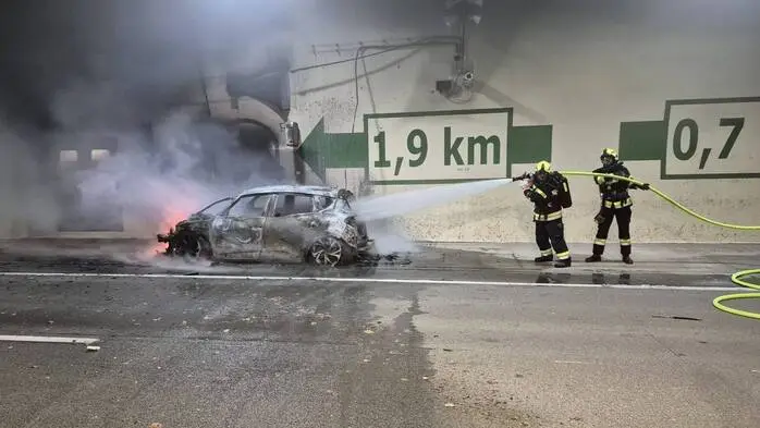 Aus unbekannter Ursache fing ein Pkw während der Fahrt Feuer