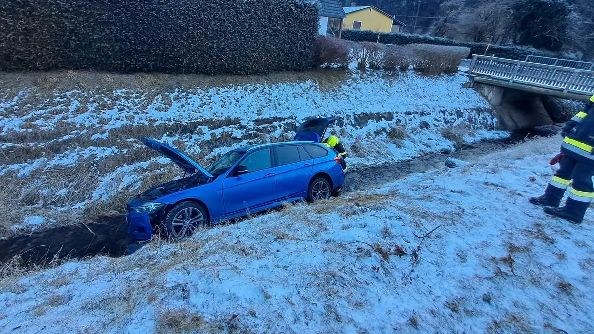Der Pkw kam in einem Bachgraben zum Stillstand