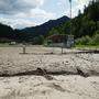 Eine Spezialfirma soll den Sportplatz Thörl vom Schlamm befreien, im heurigen Herbst kann sicher nicht mehr darauf gespielt werden