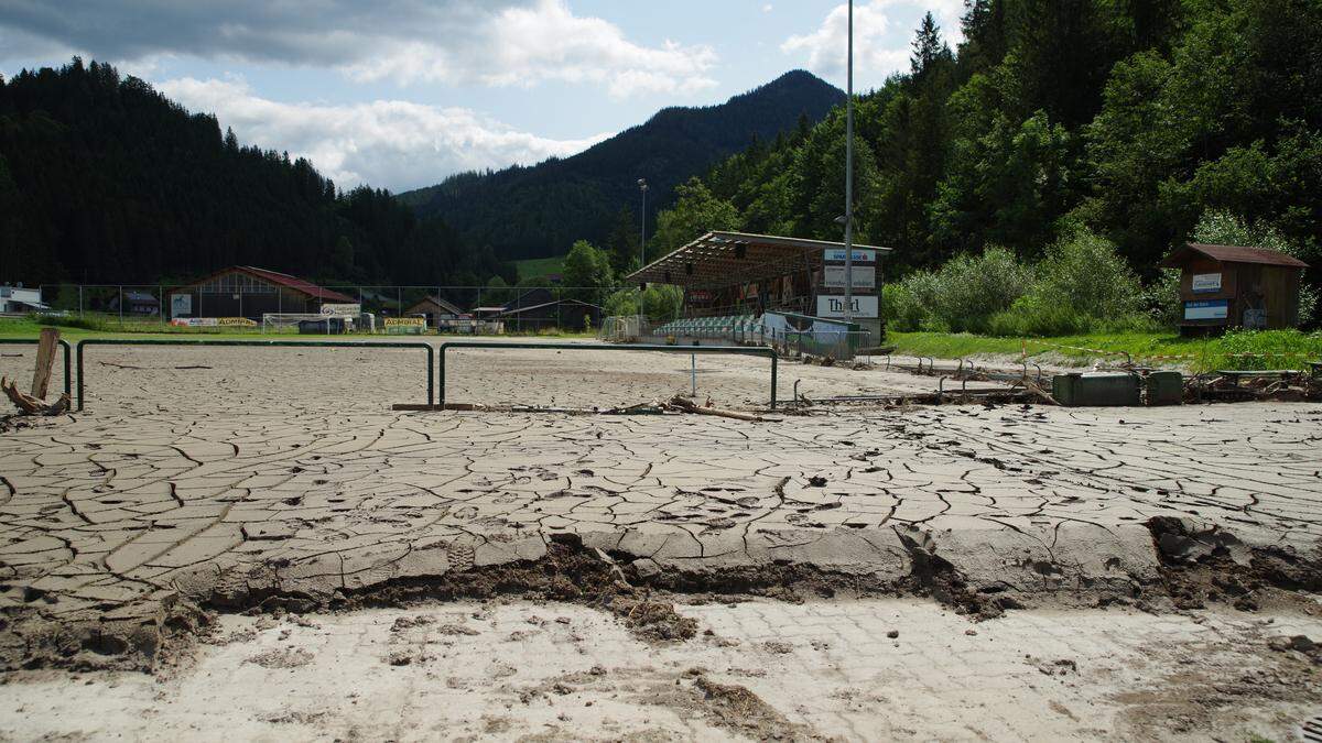 Eine Spezialfirma soll den Sportplatz Thörl vom Schlamm befreien, im heurigen Herbst kann sicher nicht mehr darauf gespielt werden