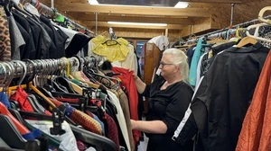 Gerlinde Pichler zwischen ihren unzähligen Kostümen