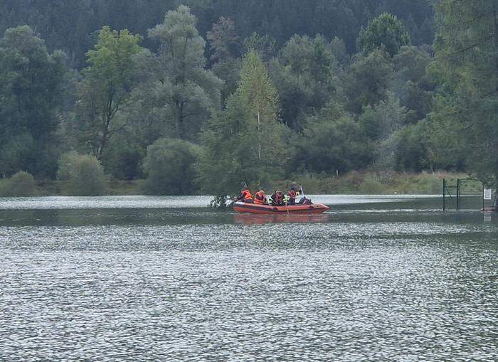 Zwei Personen und eine Katze wurden mit dem Boot der FF Wartberg aus ihrem vom Wasser abgeschnittenen Haus gerettet