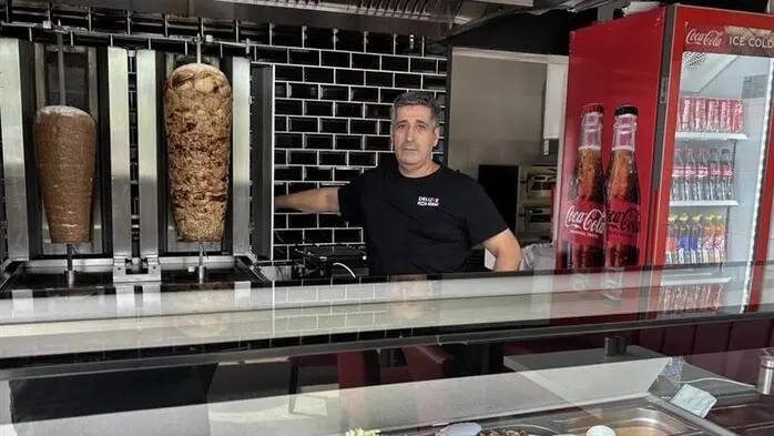 Beim „Deluxe Kebap“ soll der Name Programm sein: Neben einem Spieß mit Hühnerfleisch gibt es auch einen mit Kalbfleisch