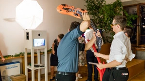 Eine Fotobox: Gemeinsames Motiv erstellen und dann wird das Bild mehrfach ausgedruckt 