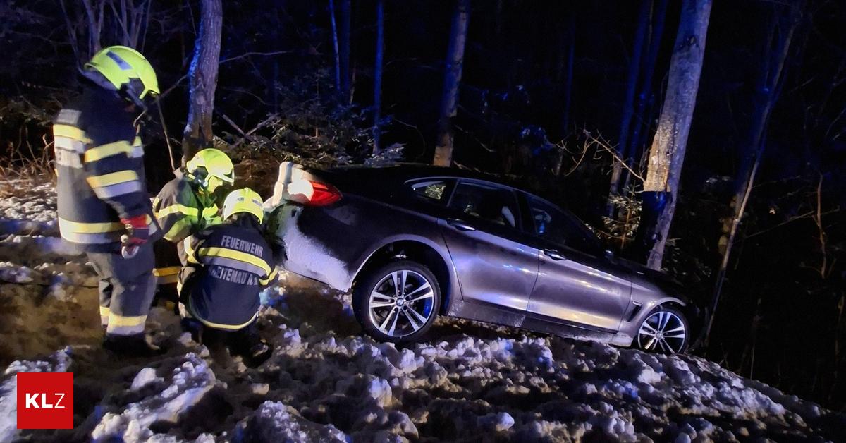 Schneefahrbahn-Sattler-h-ngengeblieben-Auto-abgerutscht