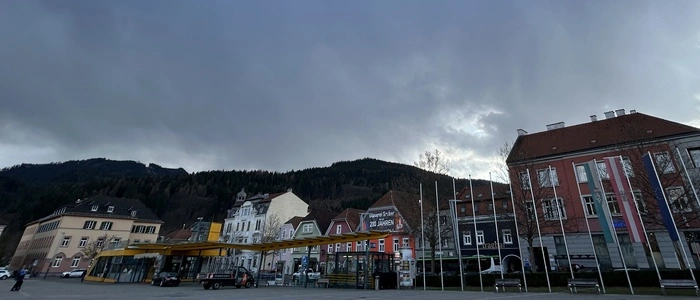 Dunkle Wolken und finstere Stimmung über dem Brucker Hauptplatz - im oberen Mürztal und Richtung Semmering fiel sogar Hagel